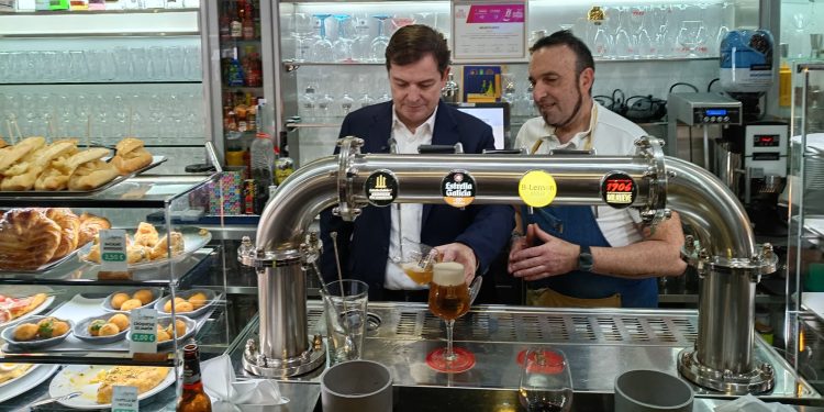 Alfonso Fernández Mañueco hace una parada en Los Álamos de Peñaranda y prueba a «tirar una caña» detrás de la barra
