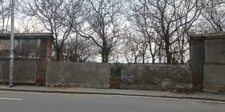 Las rachas de viento derriban parte del muro perimetral de la residencia de mayores del Sagrado Corazón en Peñaranda