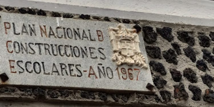 Adiós al último vestigio franquista en el colegio Unamuno de Peñaranda mientras PeC exige, de nuevo, la retirada de la totalidad