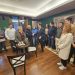 Mañueco desayuna en Peñaranda con alcaldes y concejales del PP y les pide que movilicen a los ciudadanos a votar el día 15