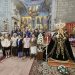 La cofradía peñarandina de Nuestra Señora de la Soledad da la bienvenida a los nuevos hermanos y les impone la medalla