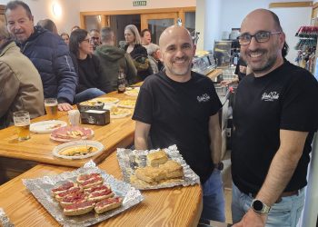Dos emprendedores peñarandinos reabren el albergue de Huerta poniendo en marcha el bar y con una gran acogida en el pueblo